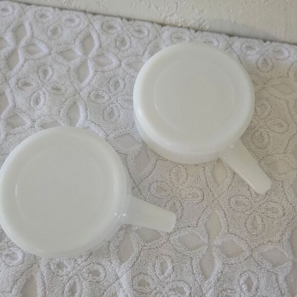 VINTAGE ✨️ Two Ovenware Milk Glass Stackable Bowls with Handles - Picture 4 of 5